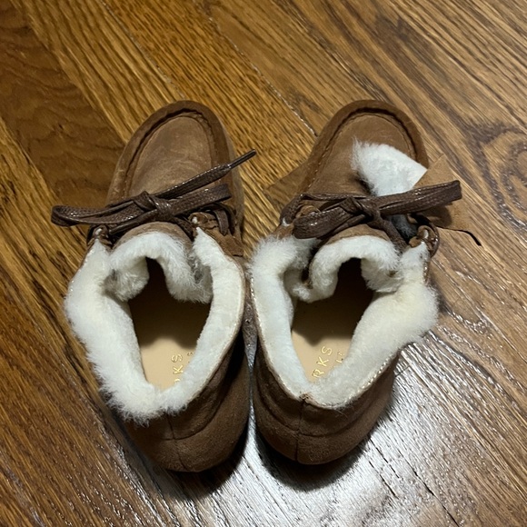 NEW  CLARKS Made In Portugal Wallabee Suede Boot tan for women size 6 - Picture 3 of 5